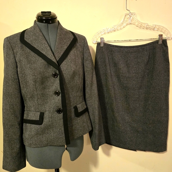 Evan Picone Dresses & Skirts - Evan Picone Charcoal Blazer & Skirt Suit